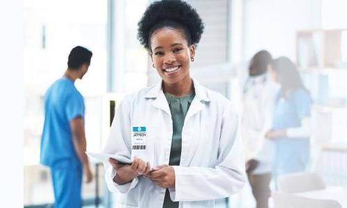 华盛顿特区 DNP nurse executive smiling with patient charts in hospital 